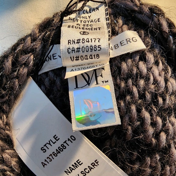 Diane Von Furstenberg Scarf and Gloves - Picture 10 of 12